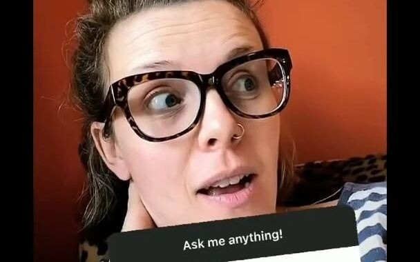 [ترجمة صينية] “اللوكِي الأنثى” تجيب على أسئلة المعجبين عبر الإنترنت، لطيفة للغاية!