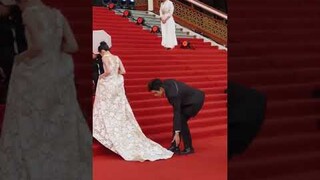 Like a fairytale! Chen Feiyu kindly helped Zhou Ye carry her dress train up the stairs... BIFF2023