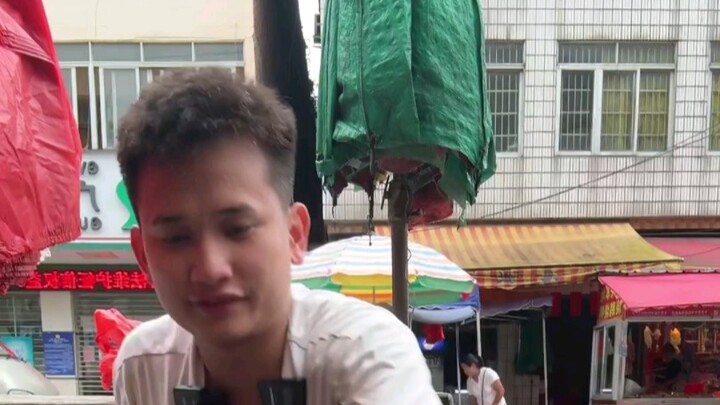 ลูกค้าบอกว่าปลาตัวใหญ่เกินไป กินได้แค่ครึ่งเดียว เขาได้ยินว่ามีอัญมณีเรืองแสงอยู่ข้างใน