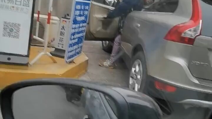 Mencoba membangkitkan orang beruntung, tetapi gagal