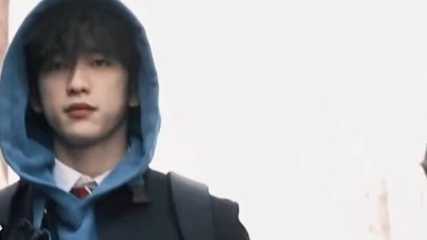 นักเรียนผู้เย่อหยิ่งที่รังแกคนอื่นในโรงเรียนช่วยชีวิตคนรวยรุ่นที่สองที่ถูกรังแกไว้ด้วยสัมผัสเล็กๆ น้