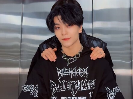 มาดูอัลฟ่าที่เฮ่อซินหลง นักเต้นหลักของ ALD1 เต้นกันเถอะ หวังว่าหลังจากนี้เจียหลงจะเต้นอย่างมีความสุข