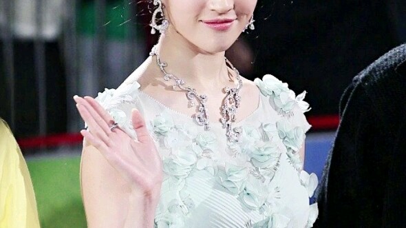 Liu Yifei’s light green gown is absolutely stunning—so poised and elegant.