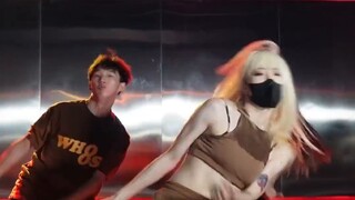 Phiên bản man rợ của BOOMBAYAH Nếu bạn muốn chiến đấu với nhạc jazz hoang dã và đẹp đẽ, hãy chiến đấ