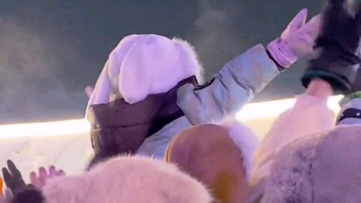 Nhỏ khoai tây miền Nam nhảy nhịp điệu chuẩn quá, lại còn mang một nét hài hước khó lý giải nữa!