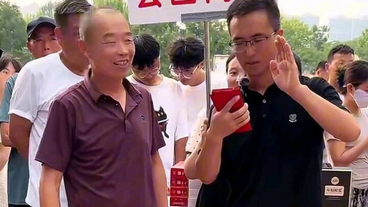 Ông già đứng mà đeo, tôi ngồi mà đeo.