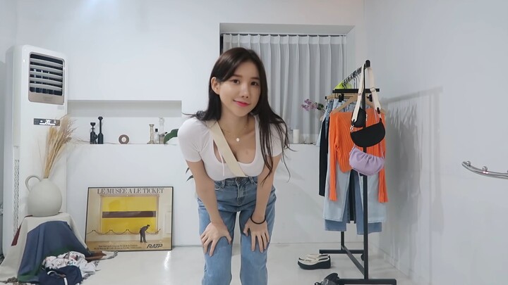 Early summer warmth, a feast for the eyes—check out this beauty’s chic street style!