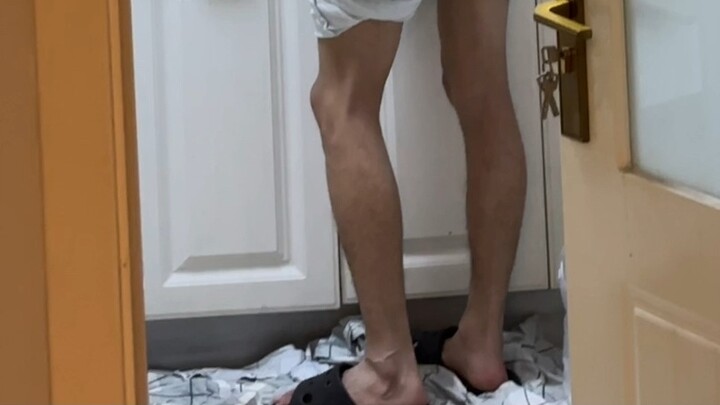 أخي الصغير مسكين جداً (يضحك سراً)