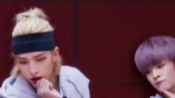 Wear an inner layer under a sleeveless shirt. Safe broadcast idol EASY practice room Huang Xuanchen'