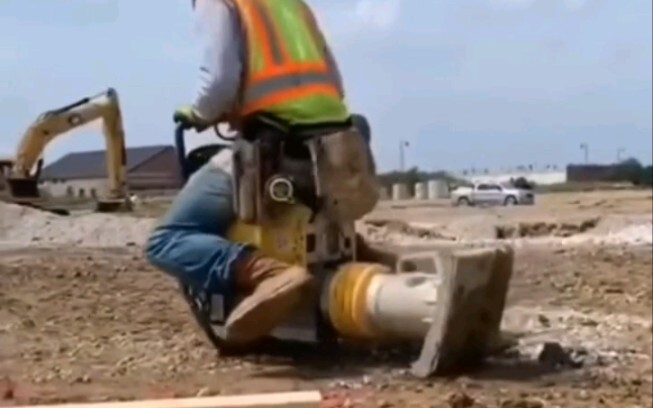 Kami serius saat kerja.