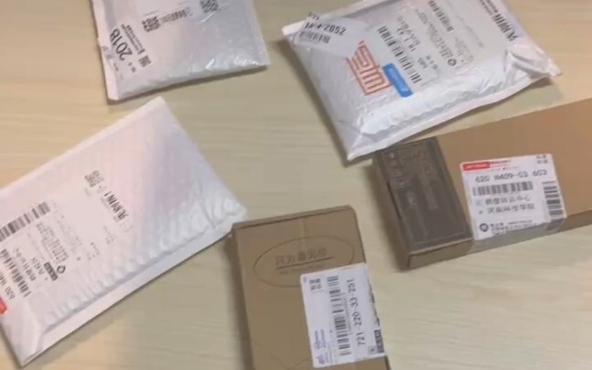 เพื่อนร่วมห้องซื้อเคสโทรศัพท์ให้กัน ฟังเพลงต้นฉบับกันดีๆ ฮ่าๆๆ