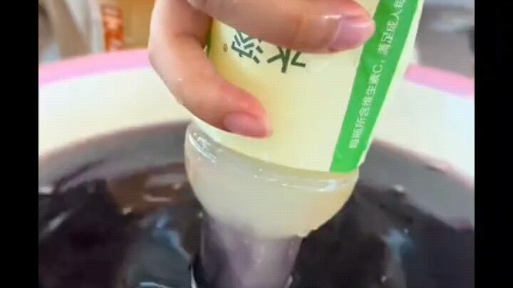Đồ của người lạ đưa thì nhất định không được uống nhé!