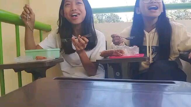 it's lunch time w/ my friends