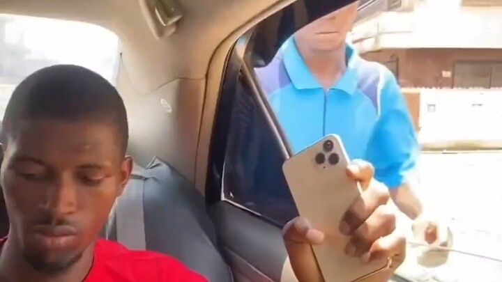 الأسود القديم يُصعق كهربائيًا أثناء الشراء بسعر صفر يونان