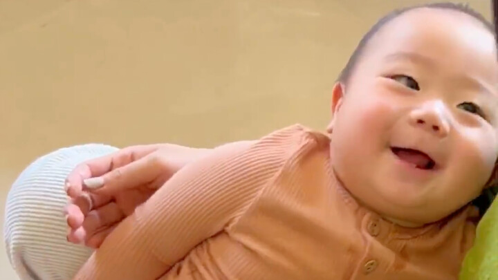 Lại được nếm trải niềm vui của sự nổi loạn, nhà ai còn có em bé cứ ăn sữa là lại duỗi chân như thế n
