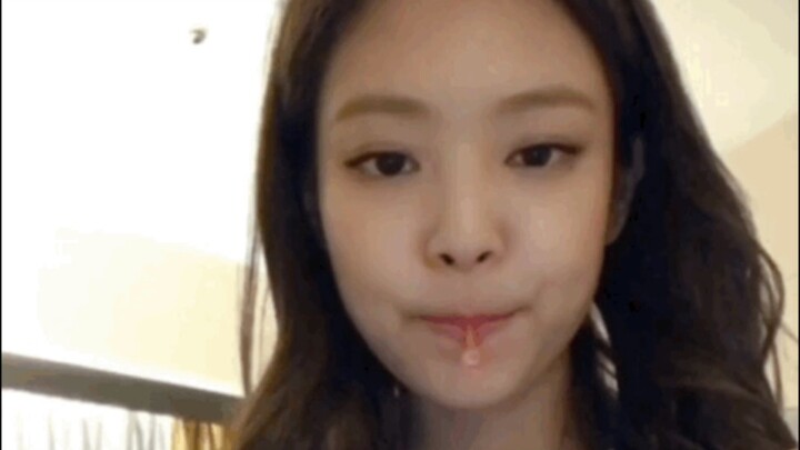 Kim Jennie, seorang yang merasa dirinya tidak lucu, namun di mana-mana justru memancarkan suasana ko