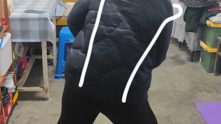 แม่ขอให้ฉันสอนเธอเต้นระบำขยับข้อต่อ..