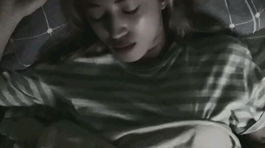 IMAGINE YOU WERE SLEEPING AND AWAKE THAT SOMEONE IS STAIRING SMILING AT YOU!😱😱