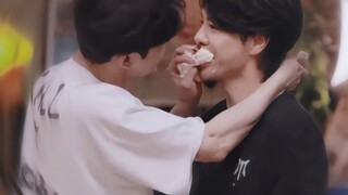 Cười muốn chết!! Ai bảo họ bị Chúa đày xuống biển chứ?!! Cảnh bị ép ăn bánh này đủ để lấp đầy đầu tô