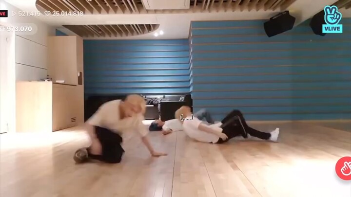 สมาชิกบอยแบนด์ชื่อดังของ JYP เกือบหมดแรงตายในห้องซ้อม? ที่แท้สาเหตุคือ…｜【ไลฟ์สตรีมที่เกือบทำให้ทั้งส