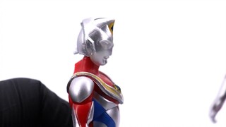 Setelah bertahun-tahun, Saka kembali ke versi seluler Ultraman Handheld dengan cat komersial.