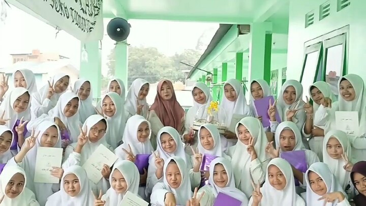 ketika santri sedang berbahagia dengan gurunya😍😍