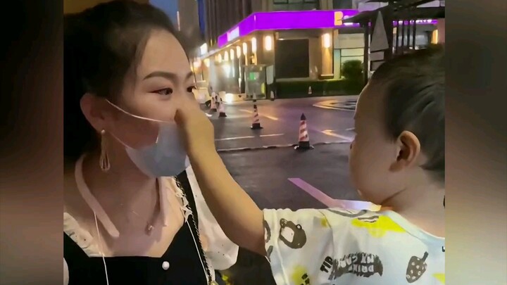 ช่วงเวลาอึดอัดเมื่อลูกสัตว์จำพ่อแม่ผิด ความอายแบบสุดๆ มาถึงอย่างกะทันหัน…