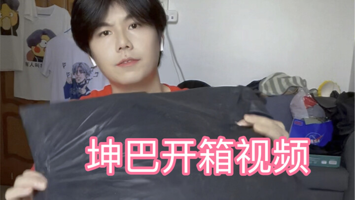 Quần áo trong tủ kính và bộ quần áo Kuuba, bạn thích cái nào?