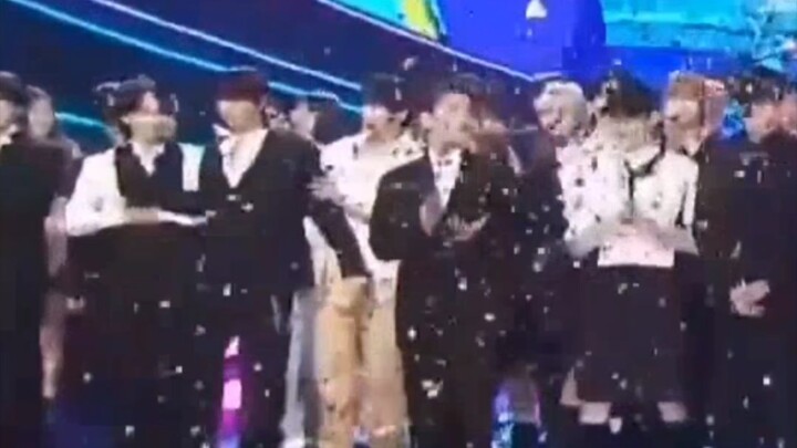 Hôm nay, Từ Minh Hạo bị pháo hoa dọa đến mức suýt ngã, may mà Kim Đạo Anh kịp thời đỡ Tiểu Bát, giúp