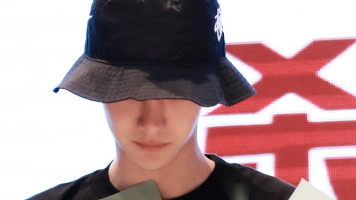 YiBo mengatakan bahwa dia merasa sangat aman saat syuting "Ice Rain and Fire". Lihatlah barisan ini,