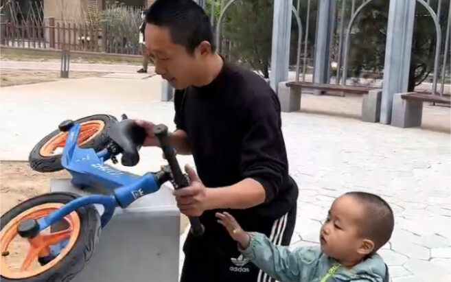 Beruntung banget, mereka nemu mobil kecil!