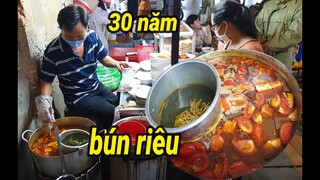 Hàng bún riêu cua vỉa hè, giá bình dân hơn 30 năm ở chợ Thủ Đức