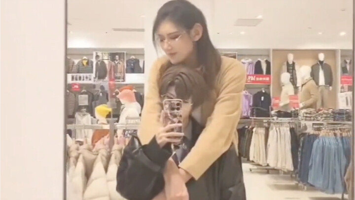 180cm hunk pairs up with a tiny, adorable 2.1m tall girl—this height difference is just too cute!