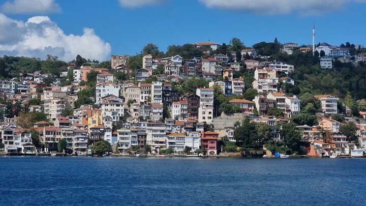Beautiful Bosphorus waterfront homes stretching across Istanbul’s hills. 🌊🏡☀️