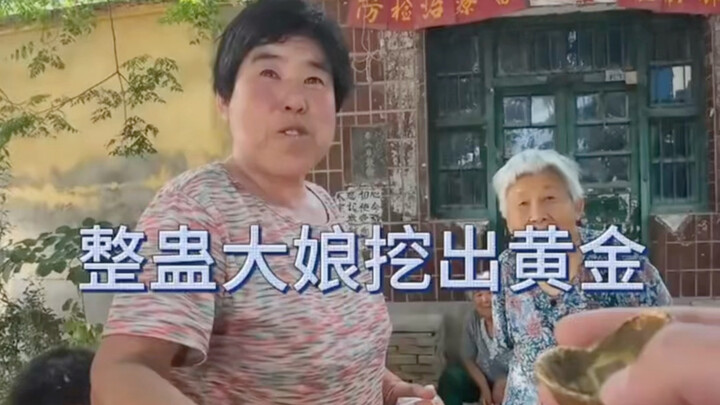 Pranking the aunties in the countryside—let’s see their reactions when we dig up a gold ingot, but t