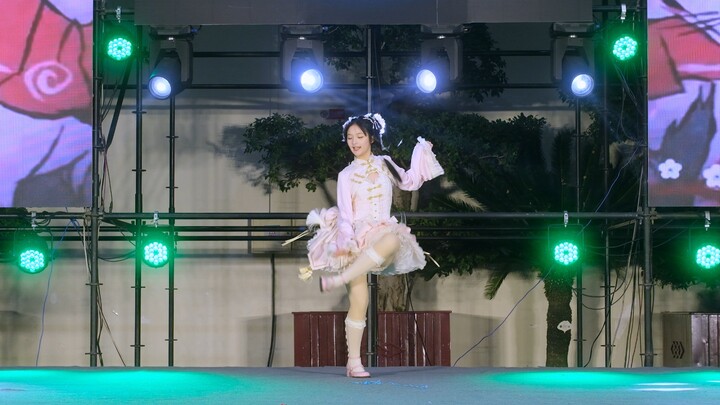 توآن، التدفق مع التيار من قبل الإله، النسخة الحية على المسرح من بلوم ساكرا