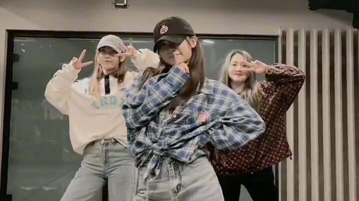 【苏瑞琪】220402 Song Zhaoyi covers (G)I-DLE's "TOMBOY" on TikTok