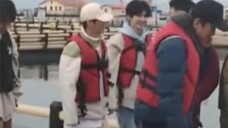 Lu Han, Chen Zheyuan, and Wang Chenyi, three handsome guys, walked at the back without saying a word