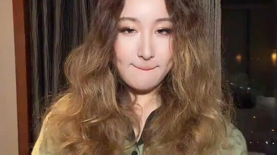 تشوي ناليشا رقصت أغنية “أنا أدعى لي فاي”، أساسياتها راسخة جدًا، حتى رقصة التلويح باليد تؤديها ببراعة