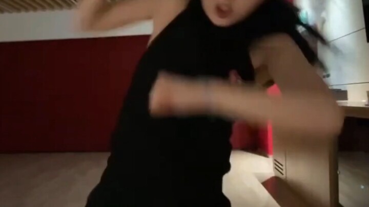 تشانغ غويجن تبث مباشرةً وهي ترقص النسخة المجنونة من "dice"