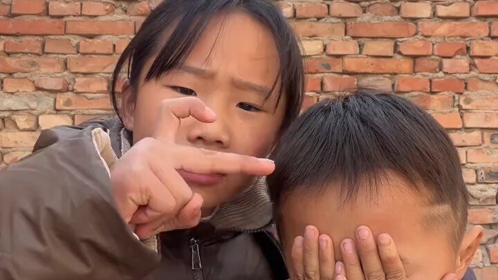Khuôn mặt của em trai trông thật đáng sợ.