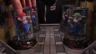 In a scary toy factory, a sinister boss turns people into dolls, and those who go in have no chance 
