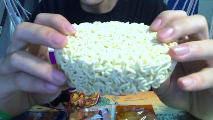Possibly the most ridiculous unboxing imitation of Wang Ziru on the Internet