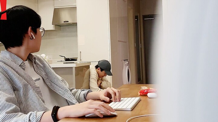 The devil boss defecated in front of the new employee?! The employee was so scared that he fainted..