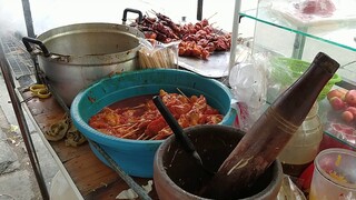 must to try SOMTUM PAPAYA SPICY SALAD  and CHICKEN GRILLED THAILAND STREET FOOD IN BANGKOK YUMMY