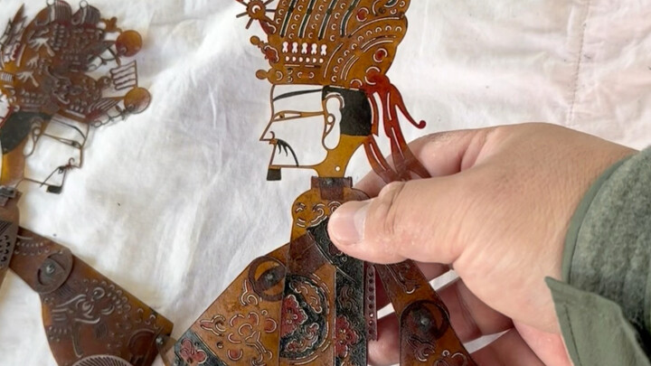 Pertama kali memegang alat wayang kulit dari dekat!