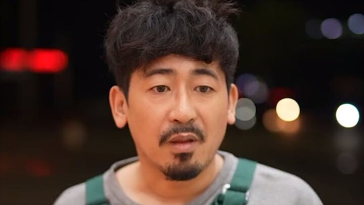 “在所有人眼中都平凡又渺小的我们，却在彼此眼中闪闪发亮”