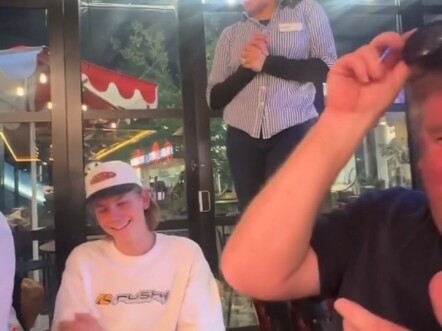 Saat kamu merayakan ulang tahun di luar...