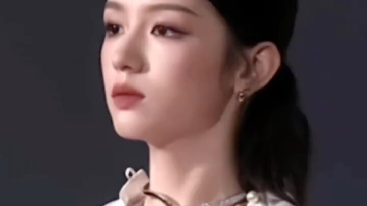 เพื่อนสมัยมหาวิทยาลัยของโจวเย่ต่างก็พูดว่าเธอเป็นคนที่ดูเยือกเย็นมาโดยตลอด