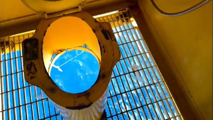 Saya benar-benar kagum dengan pemandangan di toilet ini, pengin buang air besar di sini deh~